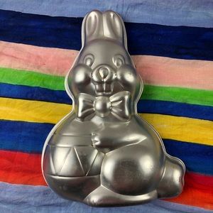 1984 Stand Up Bunny 3D Metal Cake Pan Easter